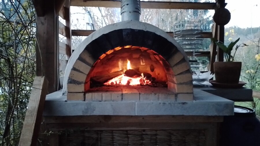 Four a pizza au bois en brique réfractaire